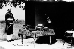 La Regina al lavoro